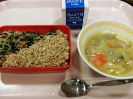 セルフ二色丼（ごはん・鶏そぼろ・おひたし）　牛乳　豆乳j立ての野菜汁