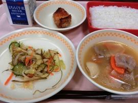 ごはん　牛乳　鶏肉のごま味噌焼き　昆布和え　けんちん汁