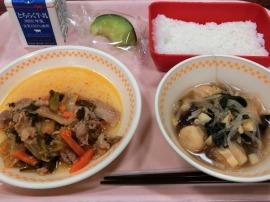 セルフ豚キムチ丼（ごはん・豚キムチ丼の具）　牛乳　えびボールスープ　メロン