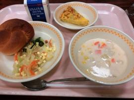 米粉パン　牛乳　アンサンブルエッグ　チーズサラダ　コーンシチュー