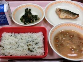 わかめごはん　牛乳　さばカレー醤油焼き　黒ごまあえ　なめこ汁