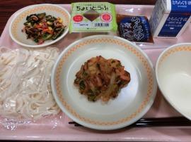 冷やし天ぷらうどん（うどん・野菜かき揚げ・めんつゆ）　牛乳　冷奴　ひじきサラダ