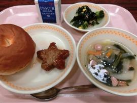 牛乳パン 牛乳 星型ハンバーグ ブロッコリーとツナのサラダ 野菜とウインナーのスープ 牛乳パン 牛乳 星型ハンバーグ ブロッコリーとツナのサラダ 野菜とウインナーのスープ
