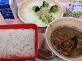 麦ごはん　牛乳　夏野菜カレー　グリーンサラダ　ヨーグルト
