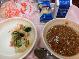 ナン　牛乳　キーマカレー　ナッツサラダ　パイン