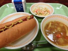 セルフホットドック（コッペパン・ソーセージ・ケチャップ＆マスタード）　牛乳　アーモンドサラダ　マカロニカレ－スープ