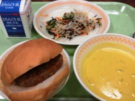 セルフハンバーガー（丸パン・ハンバーグ）　牛乳　れんこんとひじきのサラダ　かぼちゃスープ