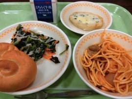 米粉パン　牛乳　ほうれん草のポテトカップグラタン　小松菜と切干大根のサラダ　スパゲッティナポリタン