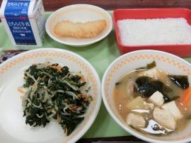 セルフいか天丼(ごはん・いか天ぷら・天丼のたれ) 牛乳 じゃこあえ じゃがいもとわかめの味噌汁 セルフいか天丼(ごはん・いか天ぷら・天丼のたれ) 牛乳 じゃこあえ じゃがいもとわかめの味噌汁