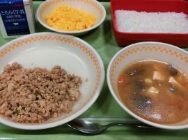 セルフ二色丼（ごはん・鶏そぼろ・いり卵）　牛乳　いものこ汁
