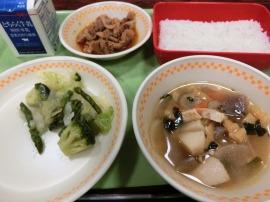 ごはん　牛乳　豚肉ケチャップ炒め　グリーンサラダ　根菜ごま汁