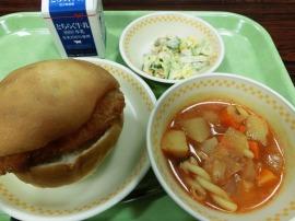 セルフフィッシュバーガー（丸パン・白身魚フライ・コールスローサラダ）　牛乳　ミネストローネ