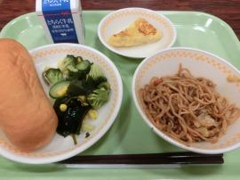 牛乳パン　牛乳　焼きそば　アンサンブルエッグ　海そうサラダ
