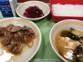 セルフ豚丼（ごはん・豚丼の具）　牛乳　じゃがいもとわかめの味噌汁　ダイスゼリー（ぶどう）