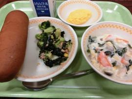 黒糖パン　牛乳　オムレツ　ブロッコリーとツナのサラダ　きのこのクリーム煮