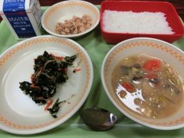 セルフ二色丼（ごはん・鶏そぼろ・おひたし）　牛乳　豆乳仕立ての野菜汁