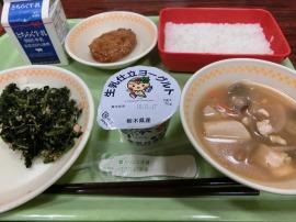 ごはん 牛乳 つくね のり酢あえ けんちん汁 ヨーグルト ごはん 牛乳 つくね のり酢あえ けんちん汁 ヨーグルト