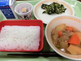ごはん 牛乳 納豆 菊花あえ じゃがいものそぼろ煮 ごはん 牛乳 納豆 菊花あえ じゃがいものそぼろ煮