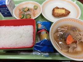 ごはん　牛乳　チキンチーズ焼き 　くらげサラダ　ピリ辛味噌汁　パイン