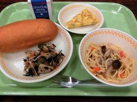 はちみつパン 牛乳 和風きのこスパゲッティ アンサンブルエッグ れんこんとひじきサラダ はちみつパン 牛乳 和風きのこスパゲッティ アンサンブルエッグ れんこんとひじきサラダ