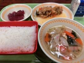 セルフ豚キムチ丼（ごはん・豚キムチ丼の具）　牛乳　ワンタンスープ　ダイスゼリー（ぶどう）
