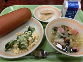 黒糖パン　牛乳　野菜豆腐ナゲット②　ブロッコリーとチーズのサラダ　野菜とウインナーのスープ