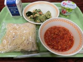 ミートソーススパゲッティ（スパゲッティ・ミートソース） 牛乳　ミモザサラダ　ヨーグルト
