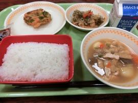 セルフかき揚げ丼(ごはん・かき揚げ・天丼のたれ) 牛乳 切干大根の炒め煮 すいとん汁 セルフかき揚げ丼(ごはん・かき揚げ・天丼のたれ) 牛乳 切干大根の炒め煮 すいとん汁