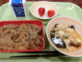 セルフ牛丼（ごはん・牛丼の具）　牛乳　湯波のみそ汁　いちご②　（那珂川町）