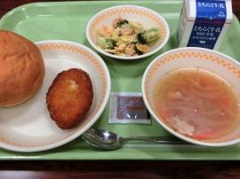 セルフコロッケパン（丸パン・コロッケ・ソース）　牛乳　ナッツサラダ　オニオンスープ