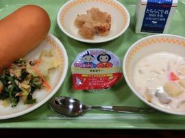 牛乳パン　牛乳　豆腐ハンバーグ　菜の花ツナあえ　クラムチャウダー　ももゼリー