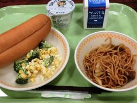 セルフ焼きそばパン（コッペパン・焼きそば）　牛乳　ブロッコリーとチーズのサラダ　ヨーグルト