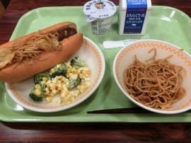 セルフ焼きそばパン（コッペパン・焼きそば）　牛乳　ブロッコリーとチーズのサラダ　ヨーグルト
