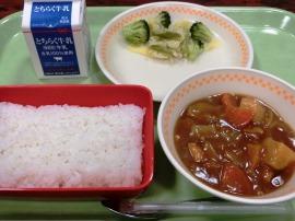 ごはん　牛乳　チキンカレー　グリーンサラダ