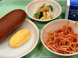 黒糖パン　牛乳　オムレツ　花野菜サラダ　ツナとあさりのスパゲッティ