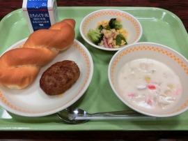 ツイストパン　牛乳　ハンバーグ　花野菜とパスタのサラダ　白いんげんのポタージュ