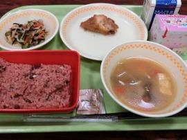 赤飯　ごま塩　牛乳　鶏肉のごま味噌焼き　レンコンとひじきのサラダ　けんちん汁　お祝いケーキ
