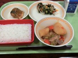 ごはん　牛乳　さば味噌煮　ほうれん草のサラダ　肉じゃが