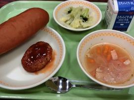 黒糖パン　牛乳　ハンバーグ　グリーンサラダ　オニオンスープ