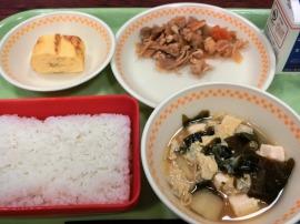 セルフ五目ごはん（ごはん・五目ごはんの具）　牛乳　厚焼き卵　ゆばとわかめの味噌汁