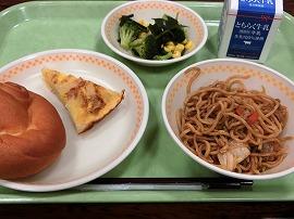 米粉パン　牛乳　焼きそば　アンサンブルエッグ　海そうサラダ