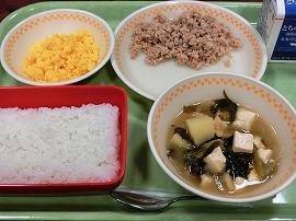 セルフ二色丼（ごはん・鶏そぼろ・いり卵） 牛乳　じゃがいもとわかめの味噌汁