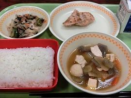 ごはん 牛乳 鶏肉のごま味噌焼 レンコンとひじきのサラダ かみなり汁 ごはん 牛乳 鶏肉のごま味噌焼 レンコンとひじきのサラダ かみなり汁