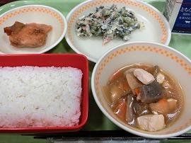 鶏肉のごま味噌焼き　かんぴょうサラダ　けんちん汁