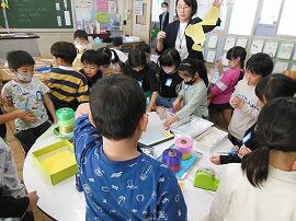 １年生　図工「ひらひらゆれて」